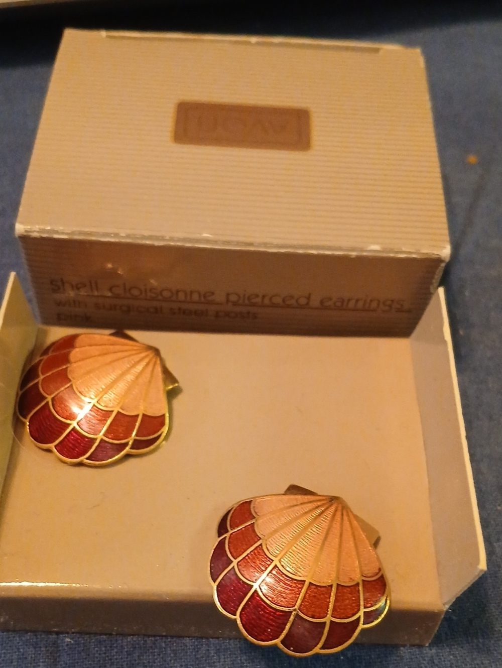 Shell Cloisonné Scallop Shell Pierced Wit Surgicalste Earrings - Pink & Burgundy